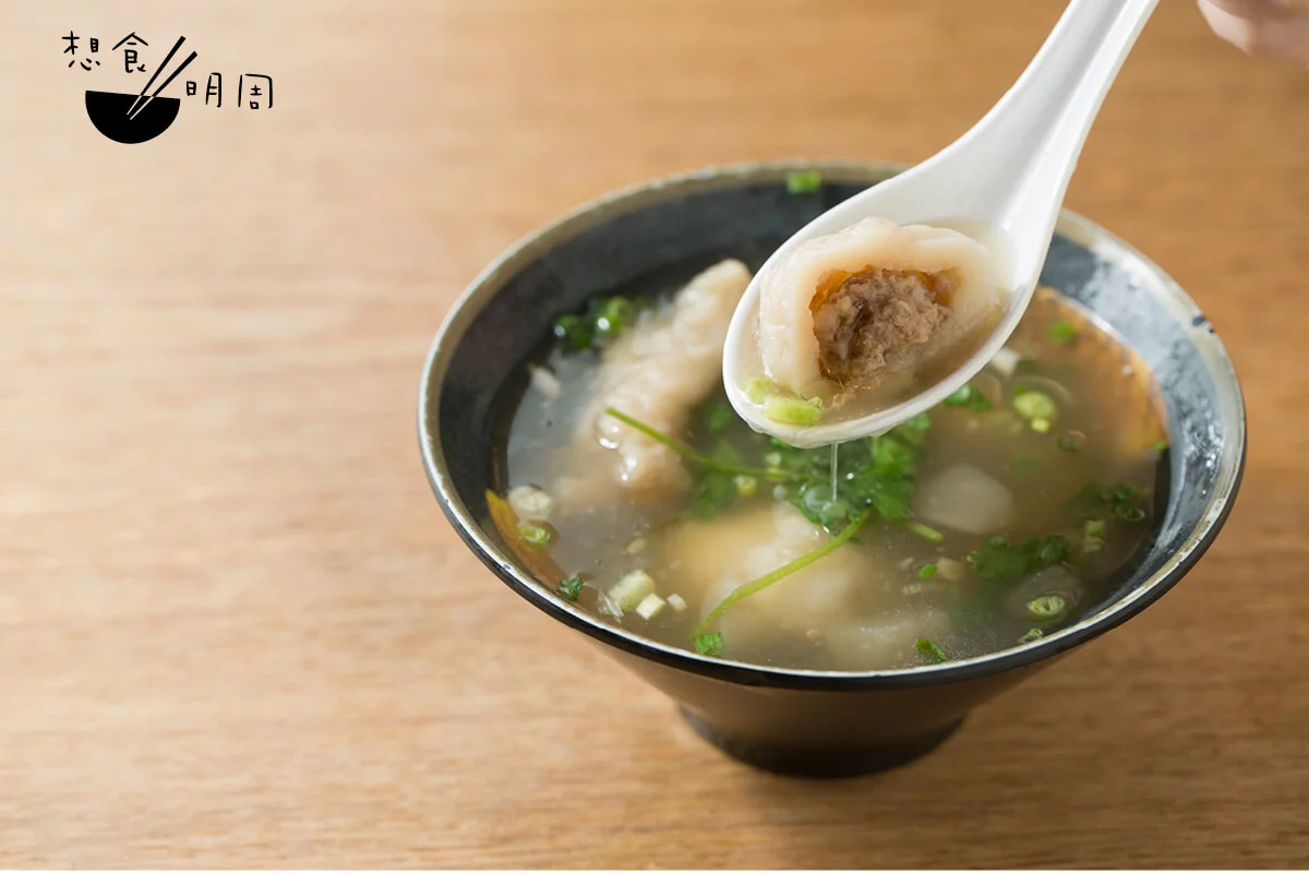 「福州丸綜合焿」是指在招牌魷魚焿內加入福州魚丸，一碗就能吃到兩款招牌食品。
