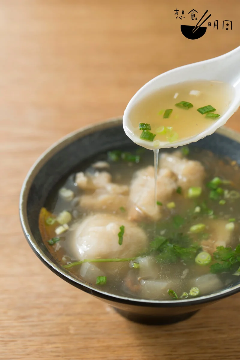 台灣焿的湯頭微微勾芡，沒有廣東羹般濃稠，更為清爽。