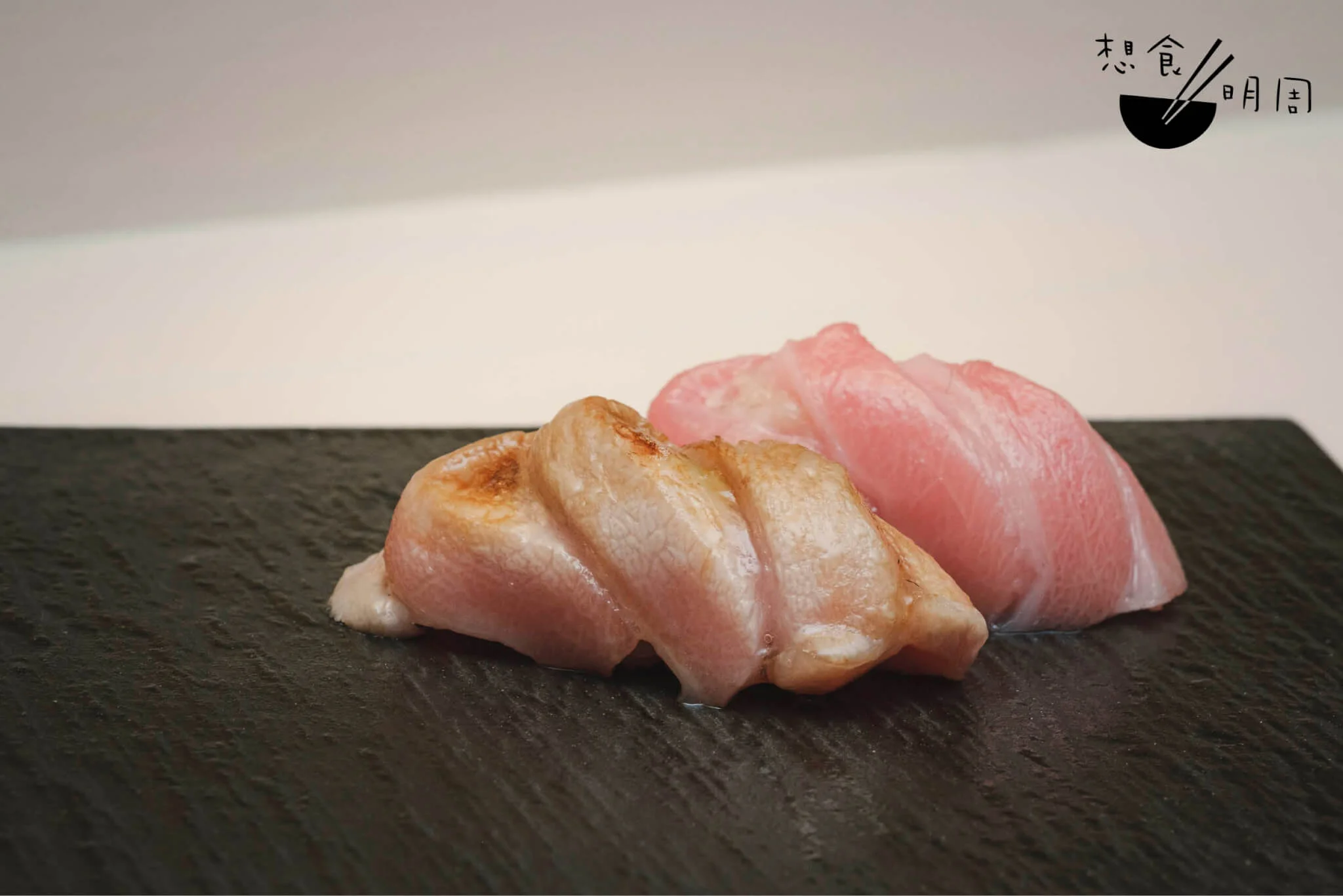 四成熟的大拖羅，筋位已然溶化於豐腴魚肉之內，入口輕嚼已化成一口滑溜。