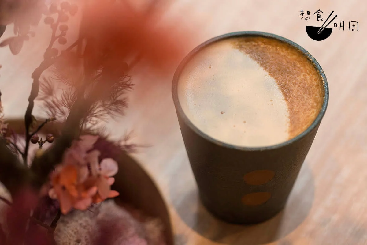  Natura:豆奶拿鐵咖啡// 以埃塞俄比亞Shakiso單一產地水洗咖啡豆配搭豆奶，有淡淡的茉莉花香氣，正好呼應店子主題。（$55）