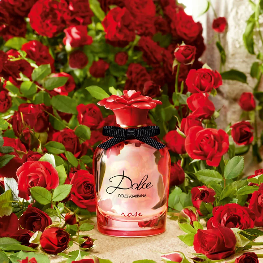 Dolce&Gabbana Beauty DOLCE ROSE 淡香氛 $490/30ml 香氛瓶具有原始 Dolce香氛包裝的優雅女性化曲線，配上了光亮的玫瑰色玻璃，讓人回想起香氛中調的玫瑰，標誌性的花形瓶蓋以鮮豔的紅色重新詮釋，表達出 Dolce 女孩的鮮明個性和 Dolce Rose淡香氛的迷人 