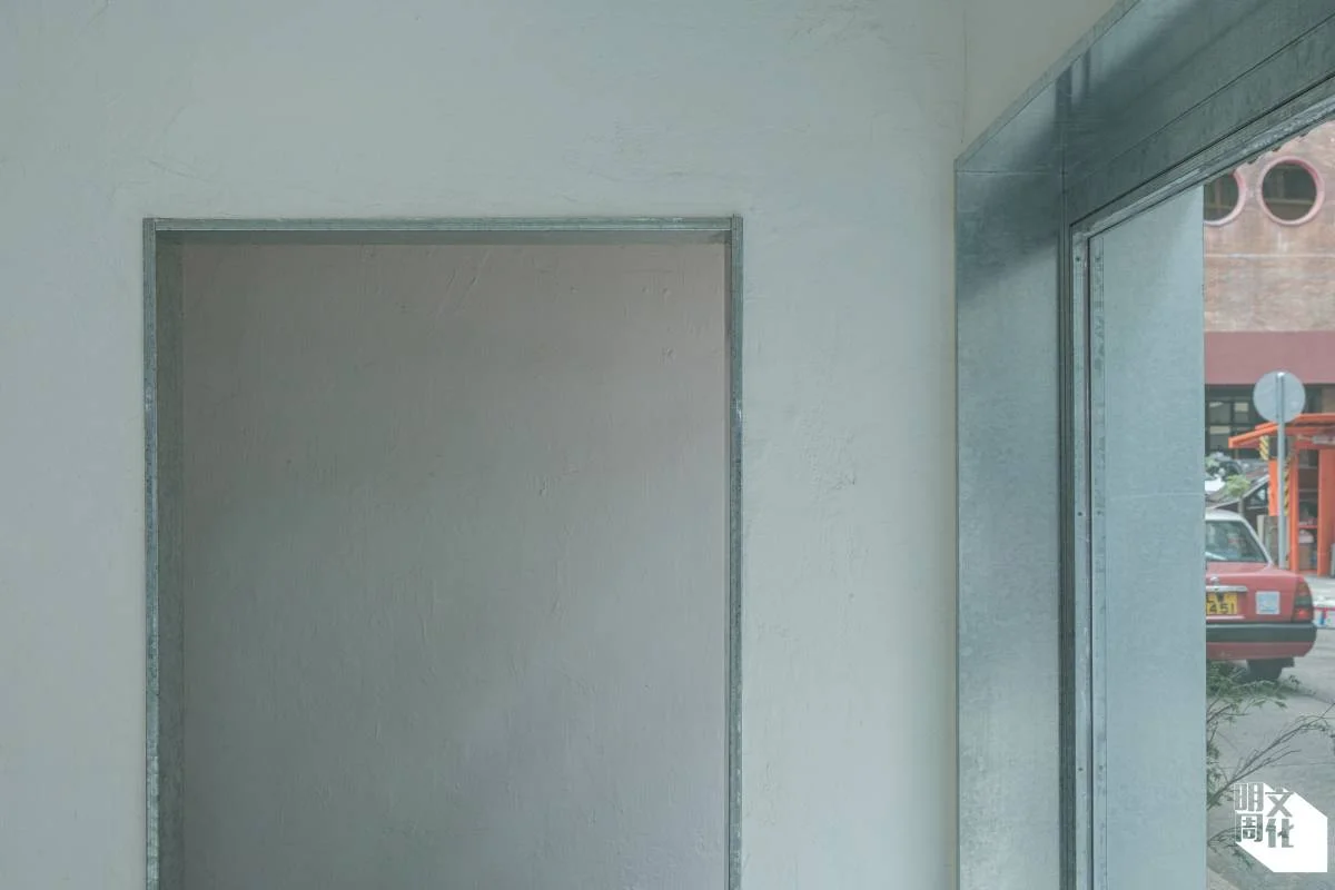 一樓門框由香港師傅以白鐵製成，用久可以見到使用痕跡。