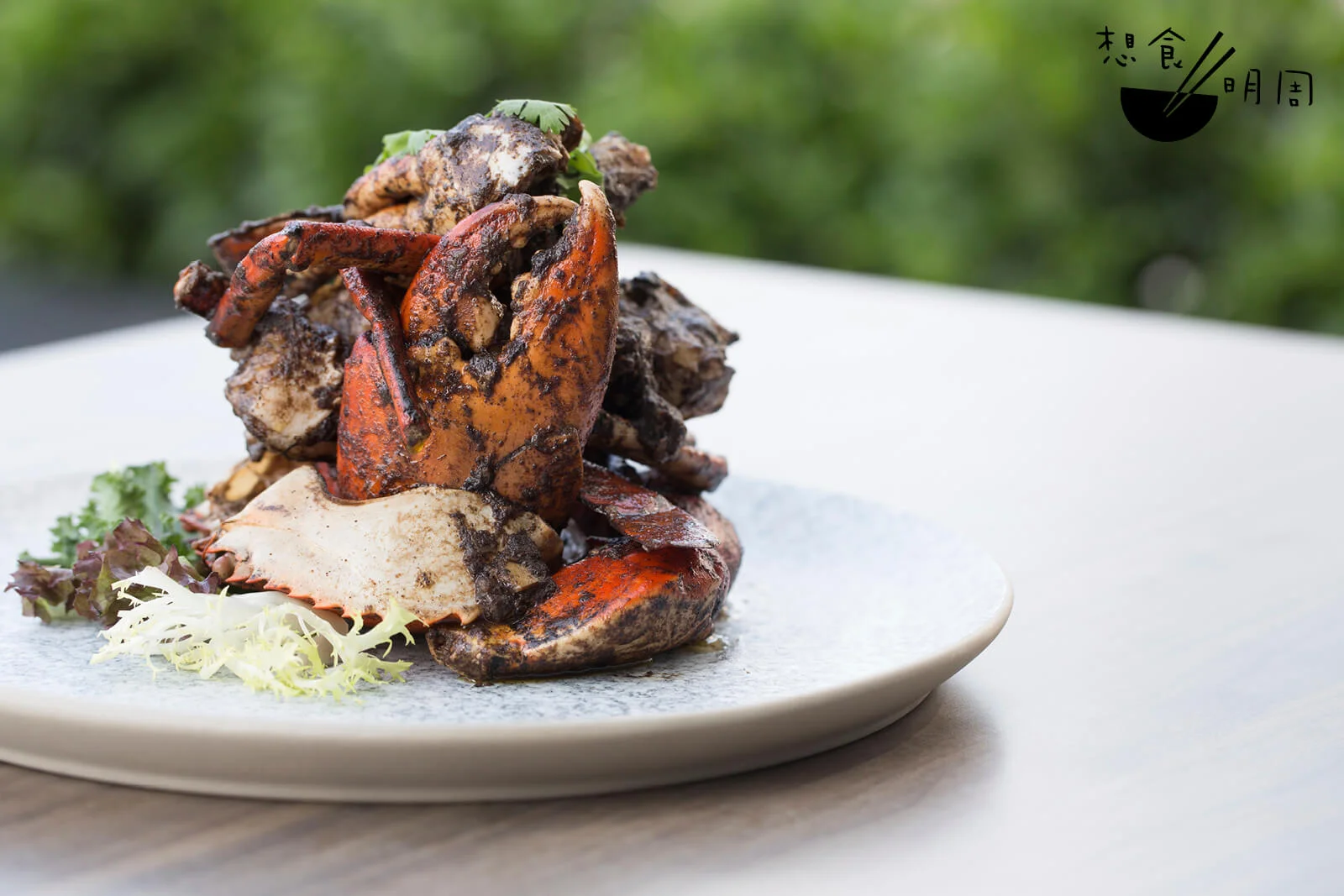 砂朥越黑胡椒焗蟹// 這是張師傅的首本名菜，透過燜焗將調味料滲入蟹肉，惹味極了，難怪會成為必吃的「國菜」。（$498）