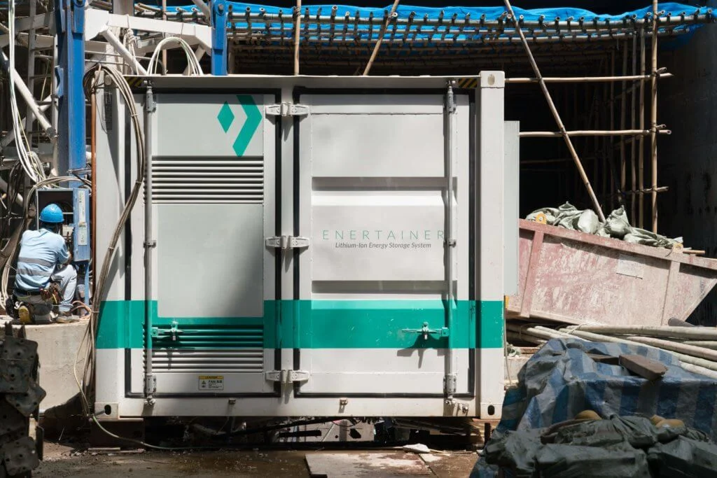 華懋集團於2019 年10 月在旗下一個地盤引入本地設計的淨能櫃，替代柴油發電機為機械設備供電。