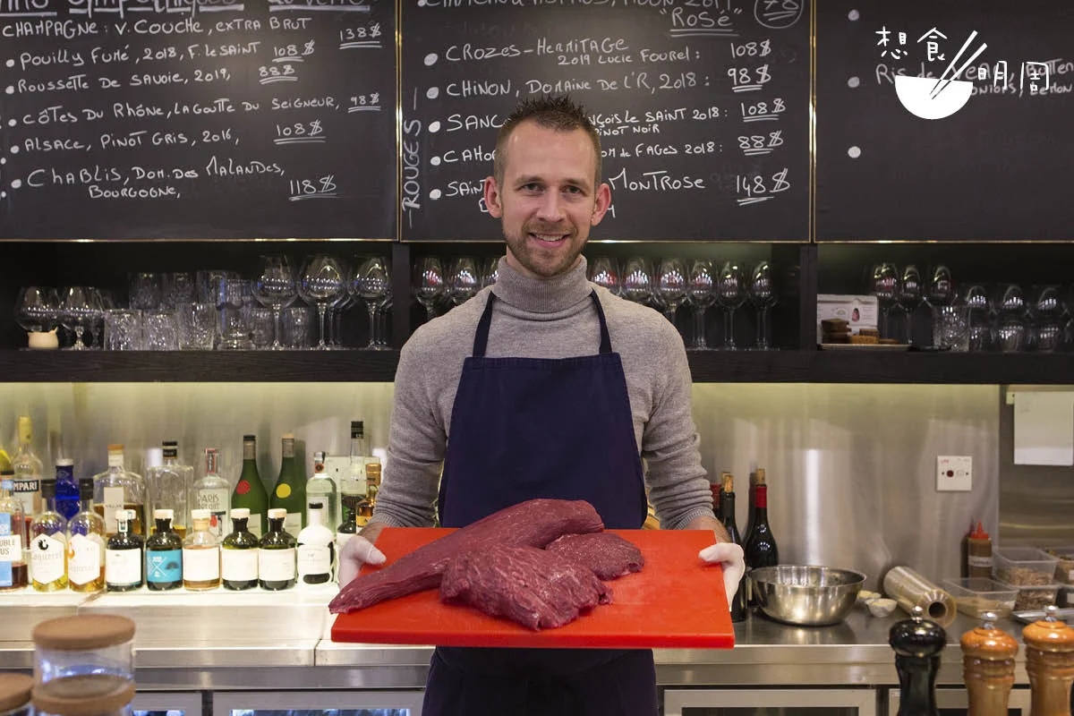 店主兼主廚Johan Ducroquet是法國人，對肉質細膩的法國牛肉甚是推崇，更揚言店子大部分的牛肉菜式都用上法國牛肉。