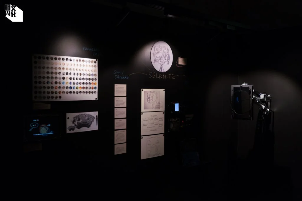展覽空間裏，除了作品，還有一個「研究室」，讓觀眾有跟隨Phoebe探索月亮奧秘、創造藝術的臨場感。
