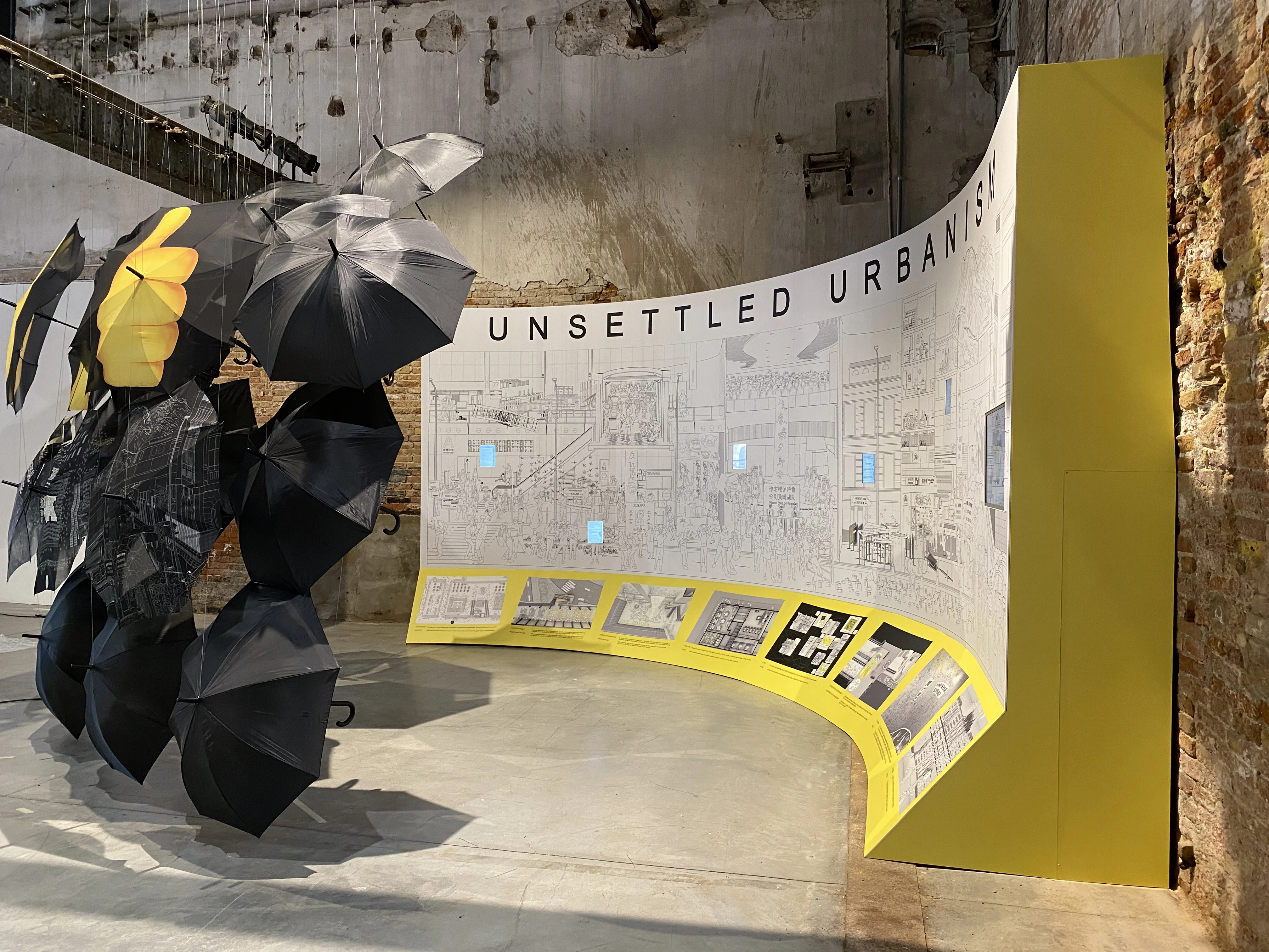 《Unsettled Urbanism》，以大型插畫和傘陣裝置，呈現2019年反送中抗爭的城市空間運用。