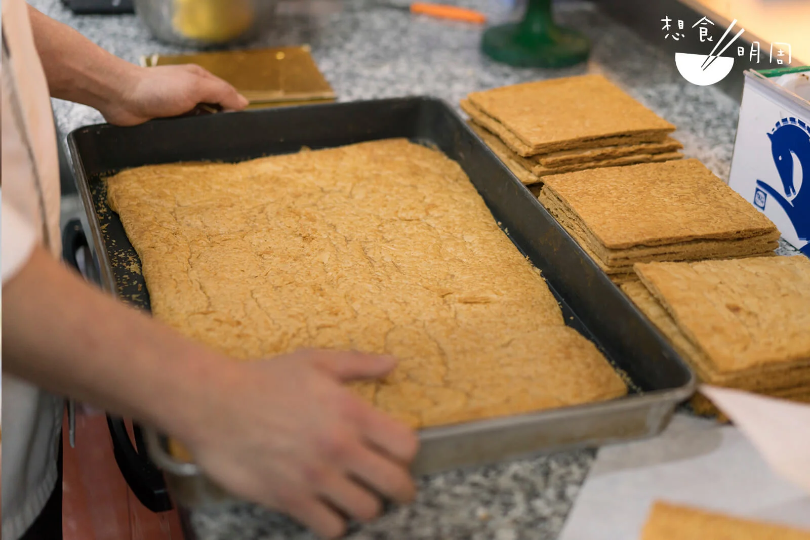 Jerry說，他們製作酥脆的秘訣不是要摺多少層；而是會一個煲在酥皮上焗，那就可以令酥皮不會散開又有層次。