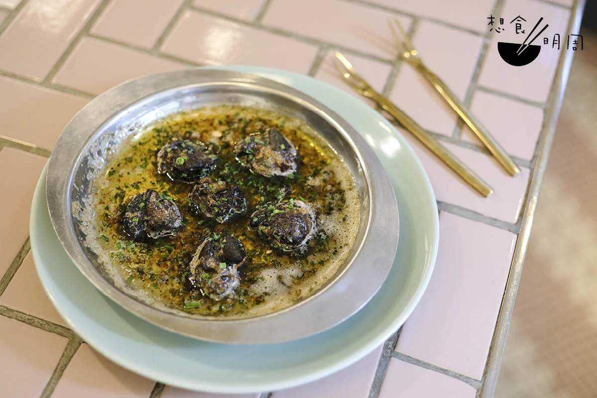 Escargots à la Bourguignonne//用來自法國勃艮第（Burgundy）的蝸牛，一份六隻，炒香後與牛油、蒜頭、巴西里等烤焗，蒜香濃郁，與蝸牛的爽脆感搭起來很美妙。（$88） 