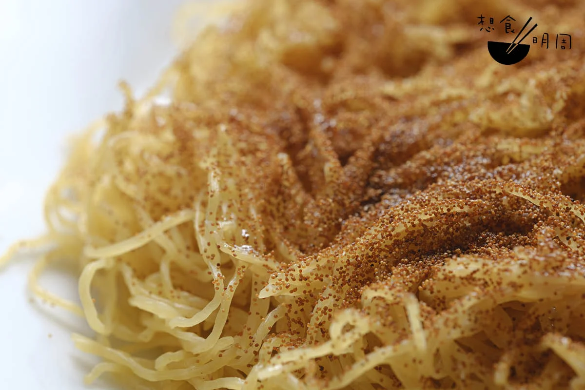 蝦籽撈麵//蛋麵灼好後，慷慨撒上一大把斗門蝦籽提香，簡單而鹹香，是香港早年的撈麵滋味。（$52）