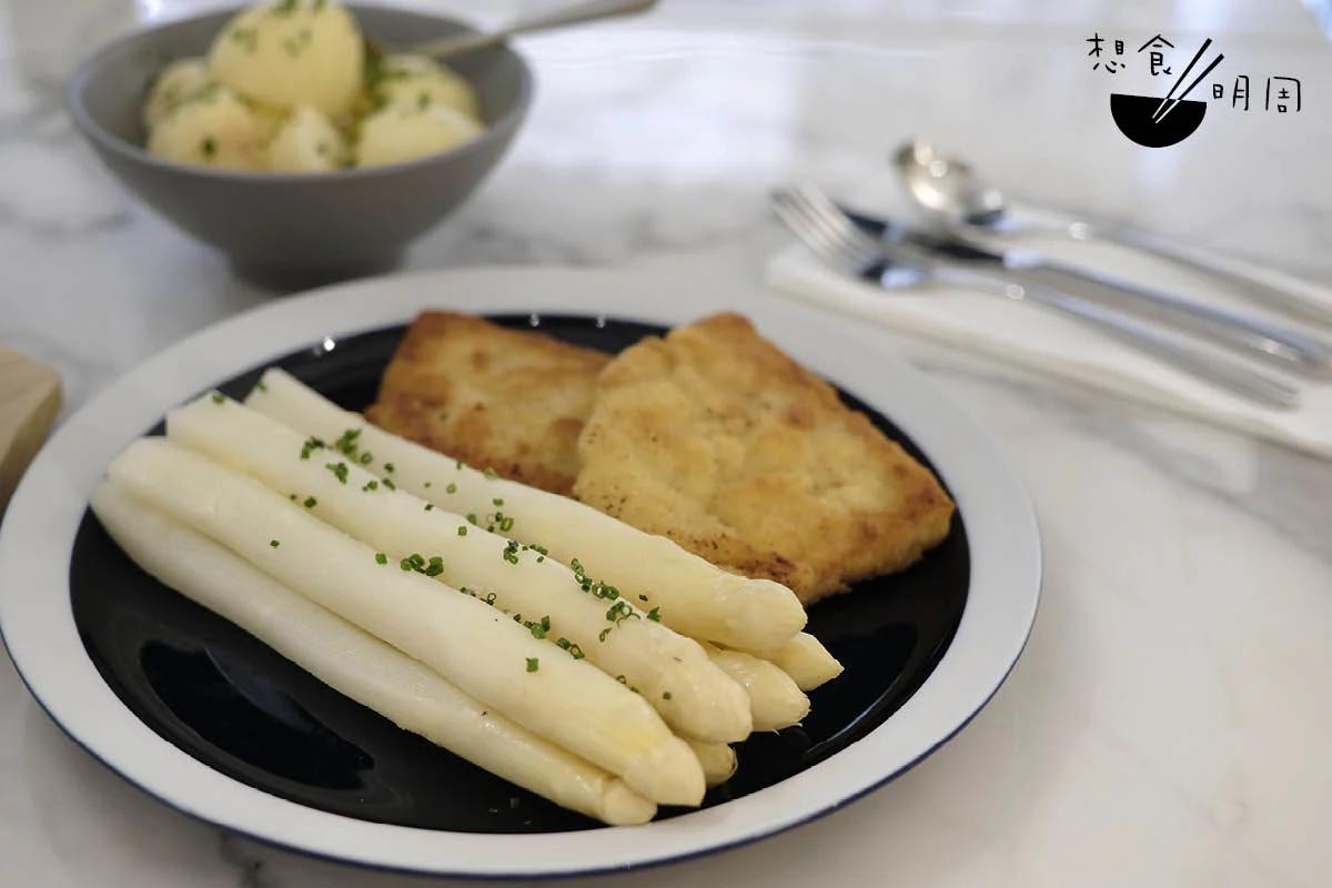 White Asparagus with Schnitzel “Wiener Style”//德國的慣常吃法，白蘆筍配炸肉排，如小牛或豬扒，便是他們的春日簡便主菜。（$278）
