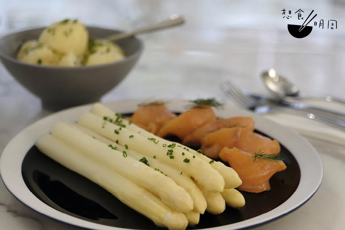  Portion of White Asparagus with Smoked Salmon//簡單而原始的吃法，白蘆筍去皮後，用牛油、鹽及糖水煮提味。配新薯、荷蘭醬及煙燻三文魚。（$268）
