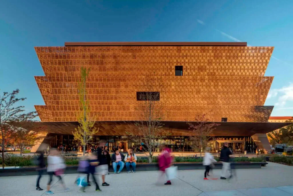 非裔美國人歷史與文化博物館，建築外層以過往非裔美國人的工藝鐵件為靈感。