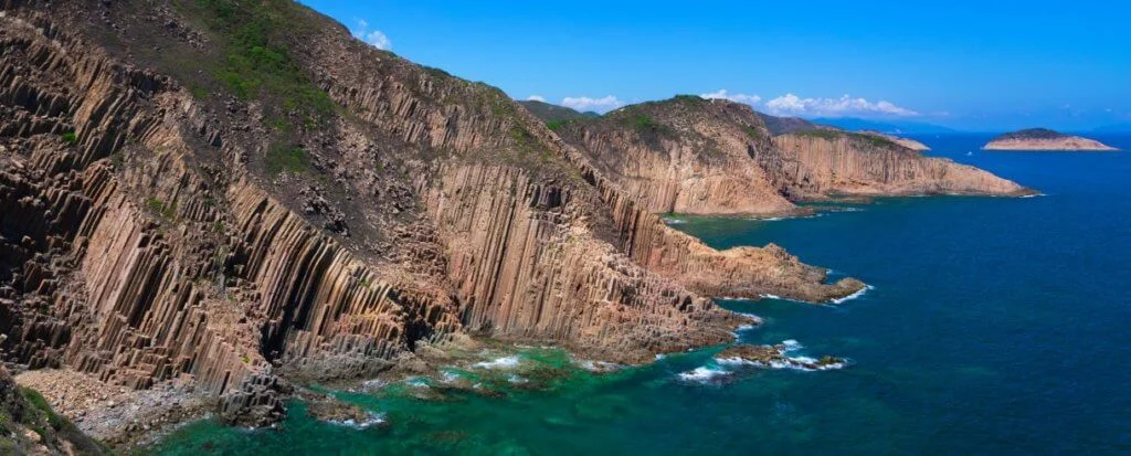 位於糧船灣的花山，海岸有一面佈滿六角岩柱的崖壁，蔚為奇觀。