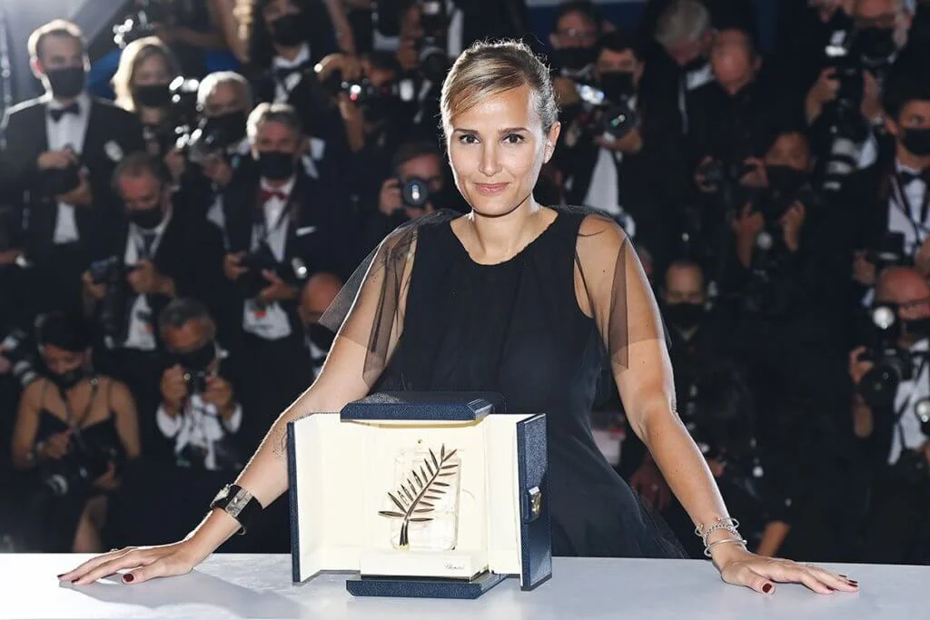 法國女導演Julia Ducournau執導的電影《Titane》（鈦）勇奪今屆康城影展「金棕櫚大獎」。