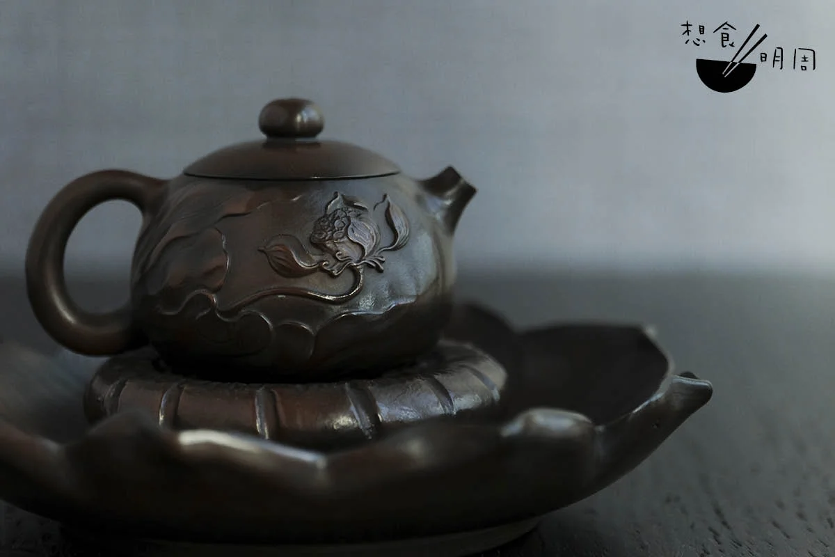 店中的熱茶都會放於雲南建水紫陶西施壺沖泡。Wing認為紫陶比紫砂有更優良的吸熱性能，而且壺身設計有助茶葉舒張。店內設朱紅、白泥、黑及古銅色可售。（$5,280起）