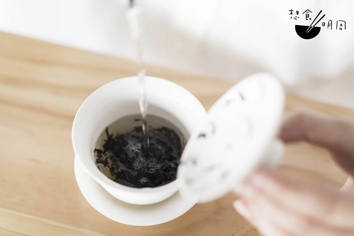 用在中國茶的方法，跟用於咖啡中相同。先用茶壺或茶盅泡好茶。
