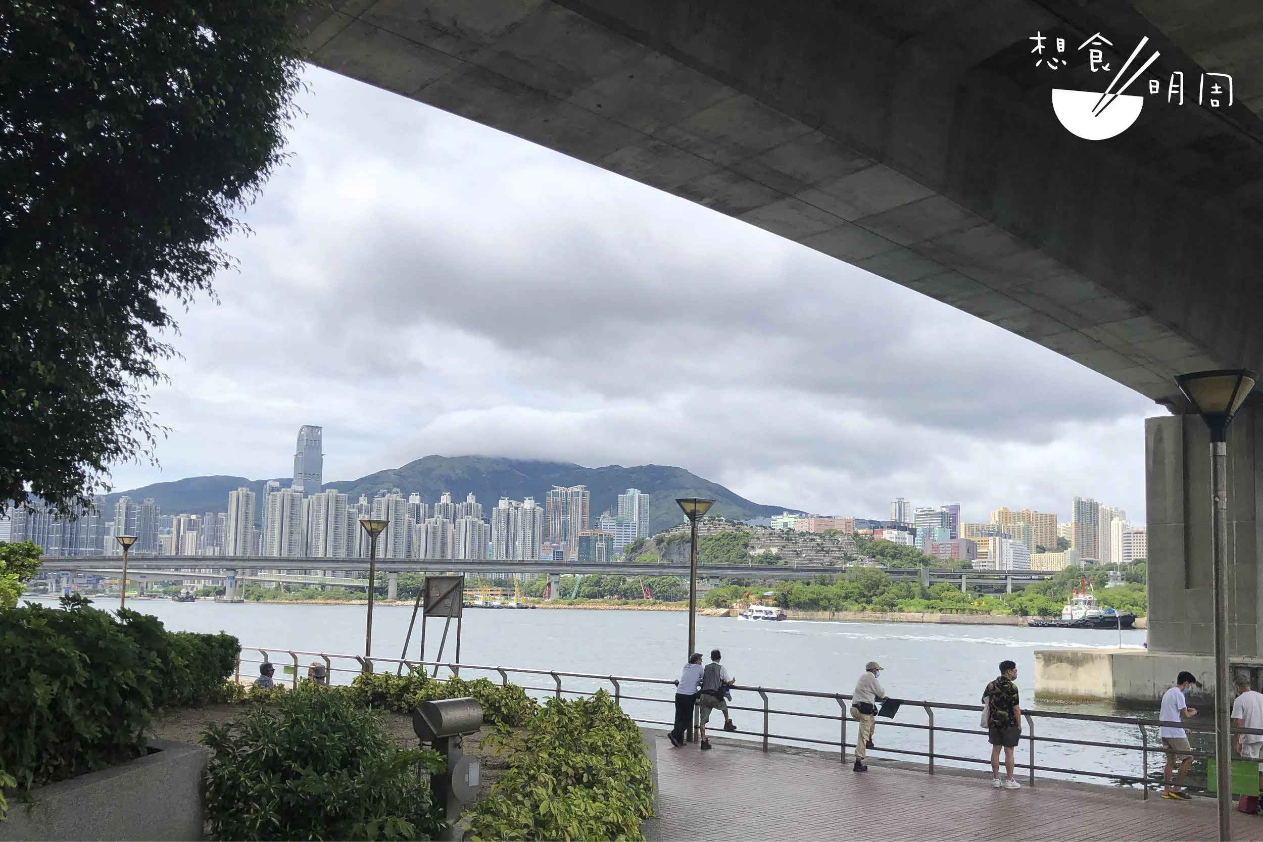 青衣海濱公園沿青衣島東岸伸展至青衣東北公園，全長超過2,000米，是青衣島民出入之路及休憩地方。