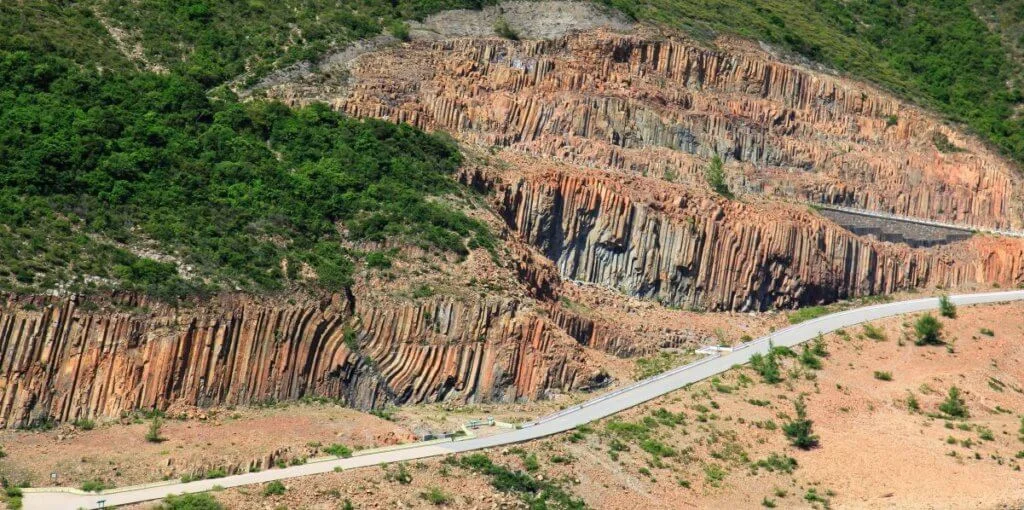 萬宜地質步道位於西貢萬宜水庫東壩，以雄偉的六角形岩柱景觀聞名。