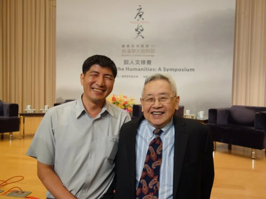 廖志峰（左）與余英時於唐奬頒奬禮上合影。（圖片來源：廖志峰Facebook圖片）