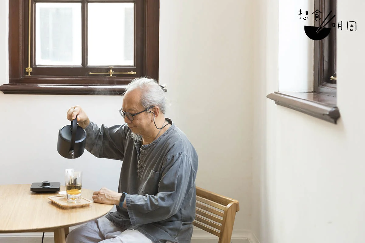 葉榮枝認為，沖原片中國茶包時，水流一定要慢，讓茶葉慢慢釋放茶香。