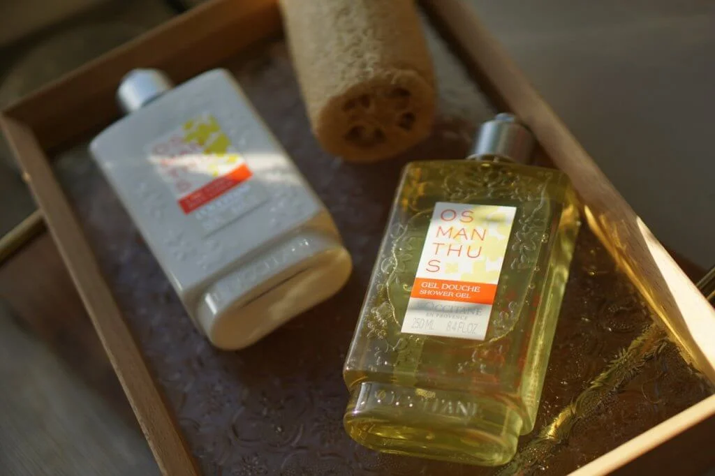 L’OCCITANE OSMANTHUS BODY LOTION桂花美肌乳液 $250/250ml（左） L’OCCITANE OSMANTHUS SHOWER GEL 桂花沐浴啫喱 $180/250ml（右） 