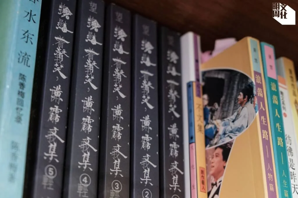 吳俊雄辦公室有部分黃霑藏書，內有黃的閱讀痕迹。