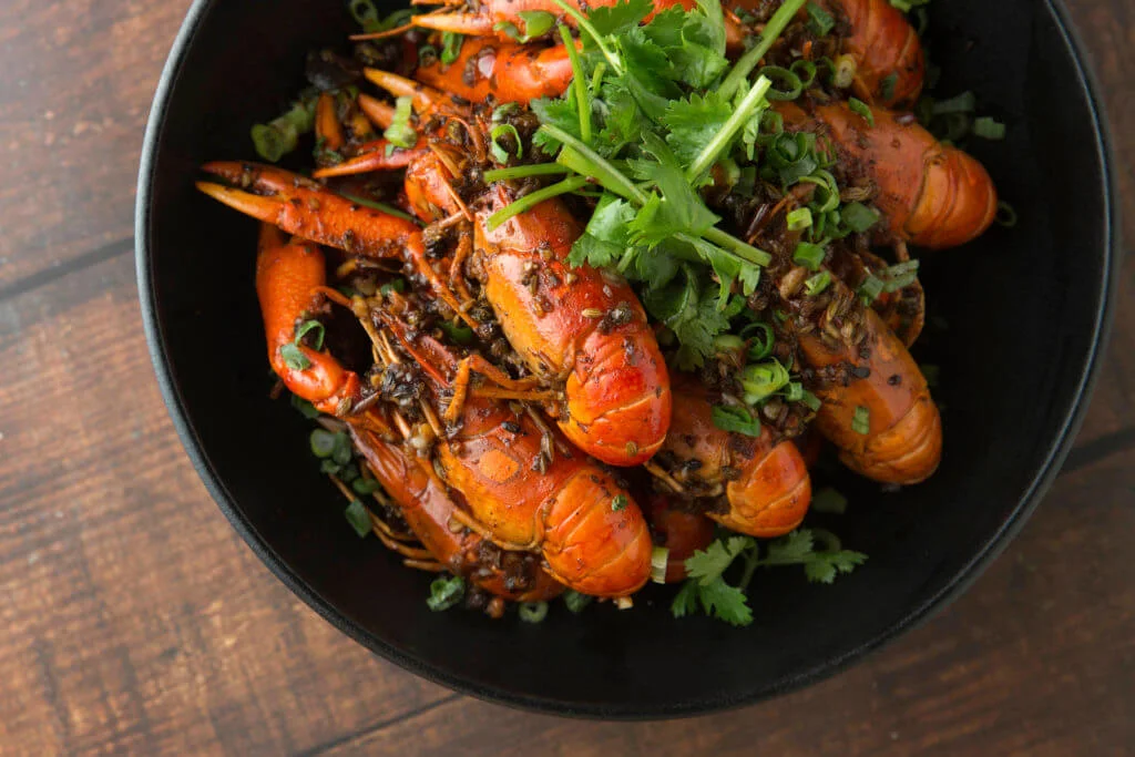 中國大陸食用小龍蝦，多以濃味香料熱 炒。本地養殖的澳洲螯蝦則標榜肉質清 鮮無異味，可望配合更多烹調方式，帶出不同風味。