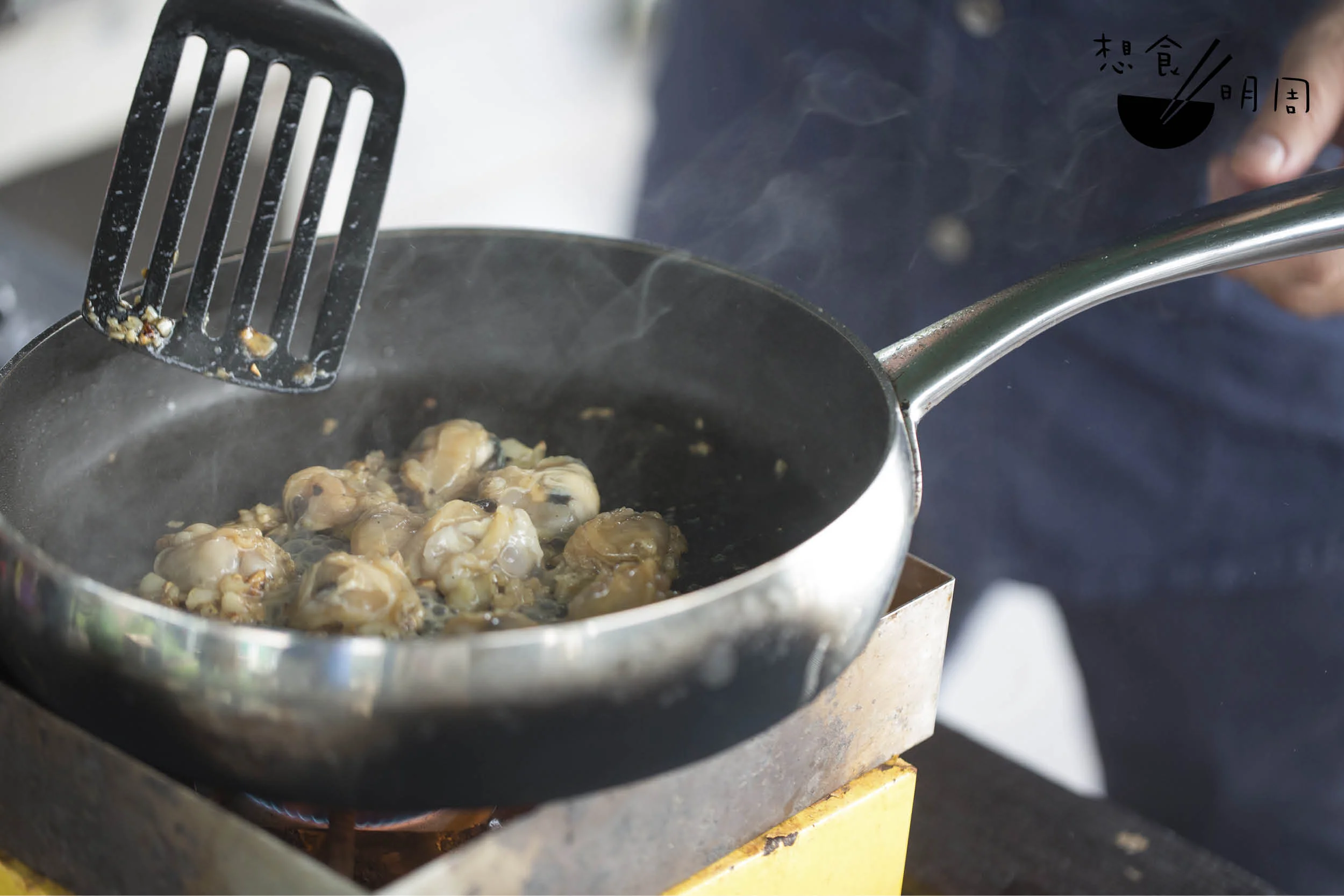 珍珠蚌開殼取珠後，新鮮貝肉清炒已極鮮美。