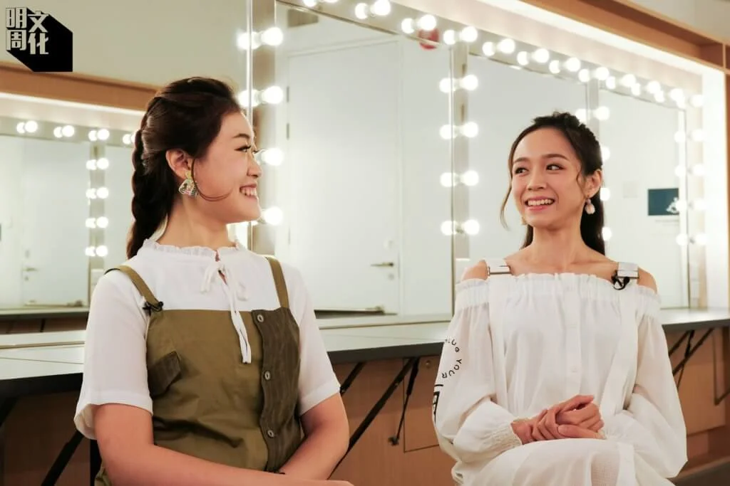陳禧瑜（左）和黃可柔，兩人當時是同一組雙雙考進「茶館新星劇場」；兩位九十後女生迷上粵劇的因由竟也有點相似。