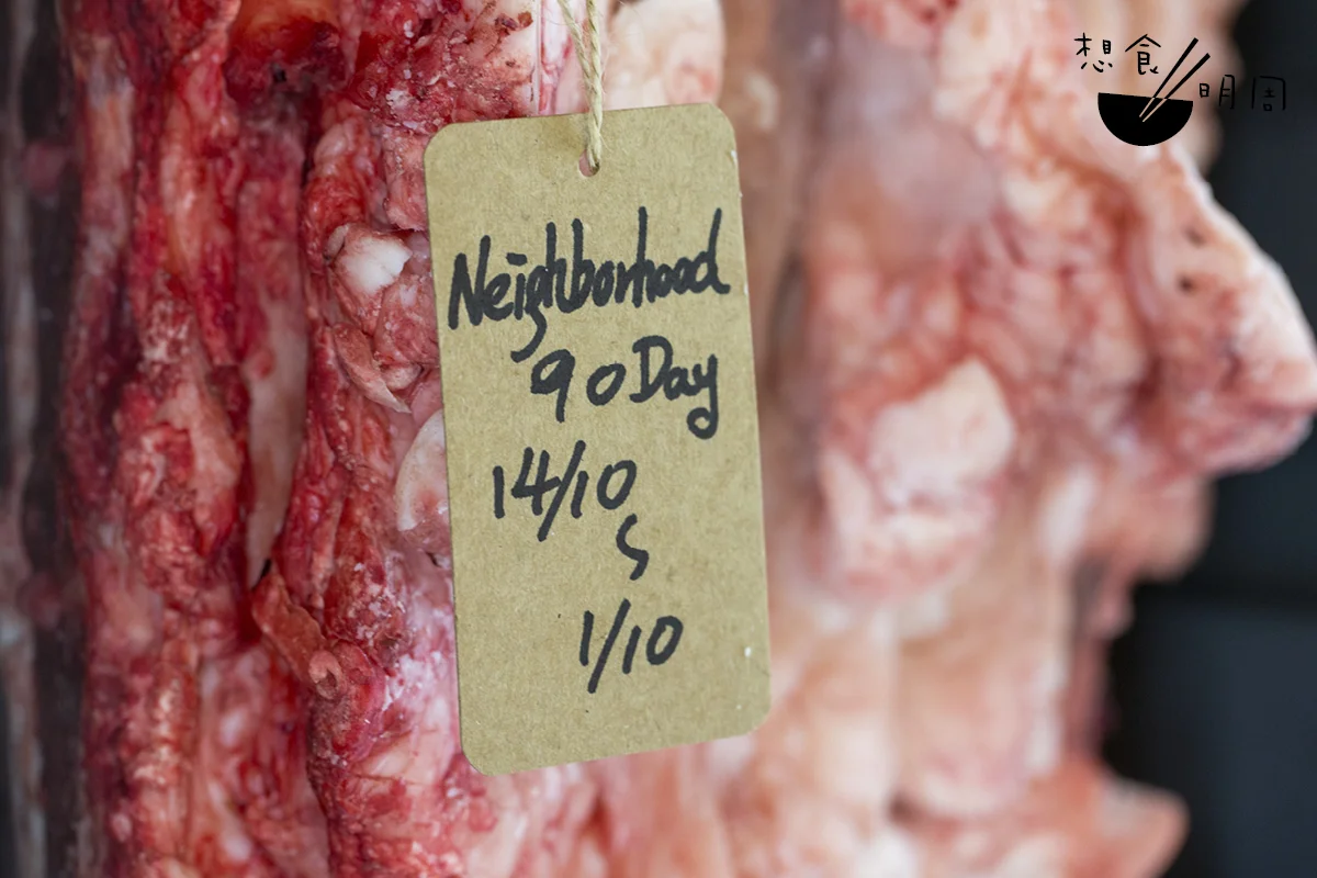 名廚David Lai請兩子為他的餐廳Neighborhood，將一整條騸牯牛肉眼作乾式熟成九十天，預計完成日為下年一月十日。