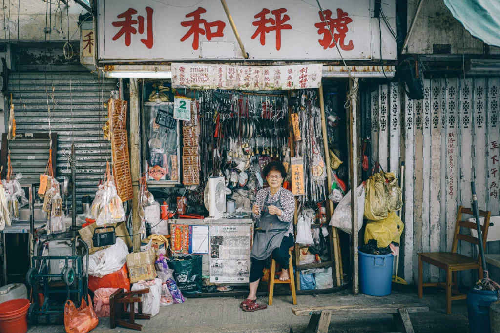 老區老店的小人物成為林曉敏眼中的瑰寶，如位於油麻地果欄的利和秤號，便是香港碩果僅存的秤舖。