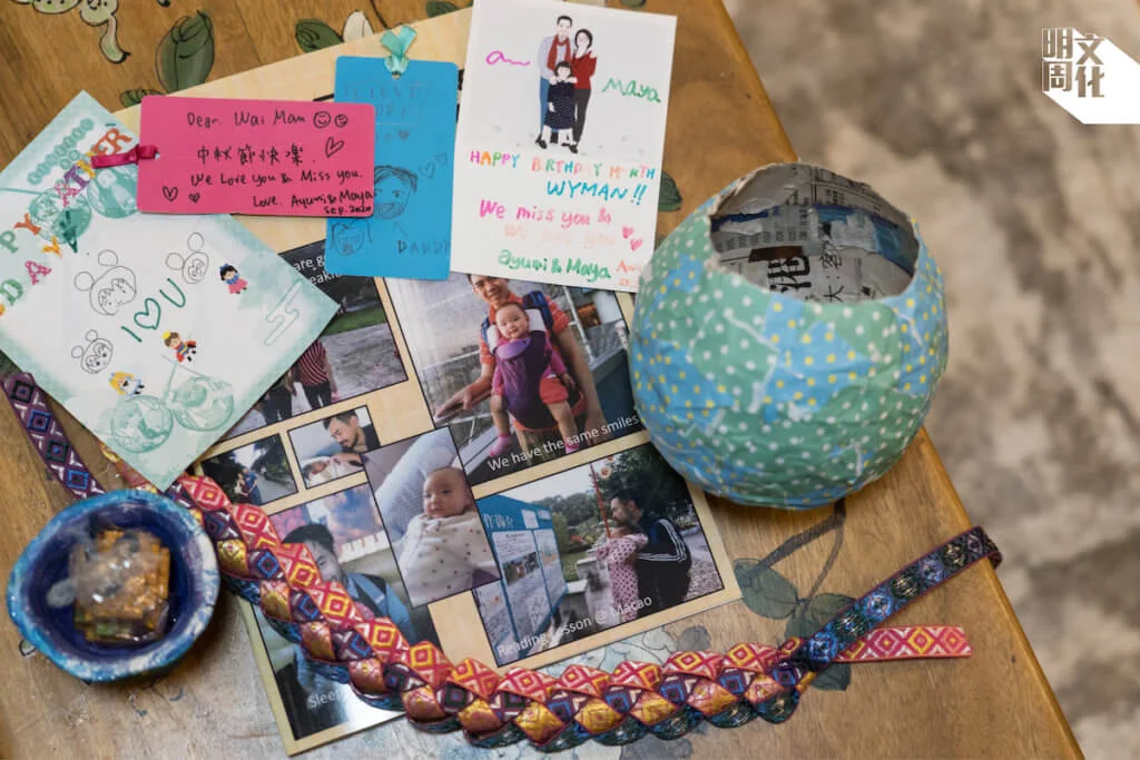 有時他們會一起參與網上工作坊，製作飾物。