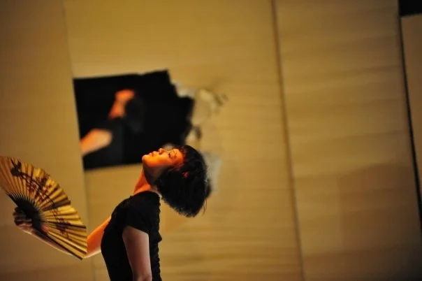 梅卓燕創作《日記VI．謝幕……》，回顧生命上的改變，重現二十、三十及四十歲的獨舞片段。