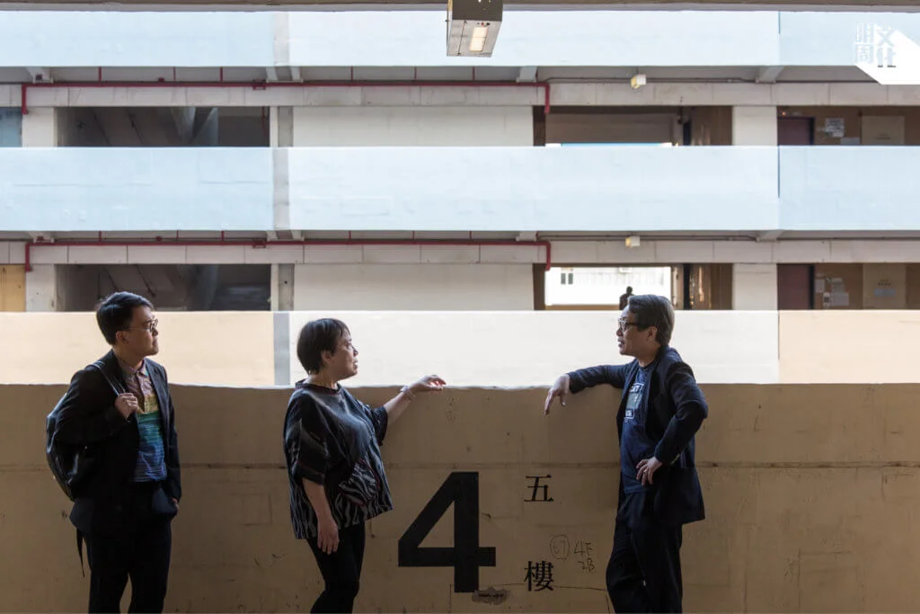 （左起）建築保育學者余家聲、衞翠芷及李浩然，相約到訪九龍灣業安工廠大廈，細說工廈設計與歷史。