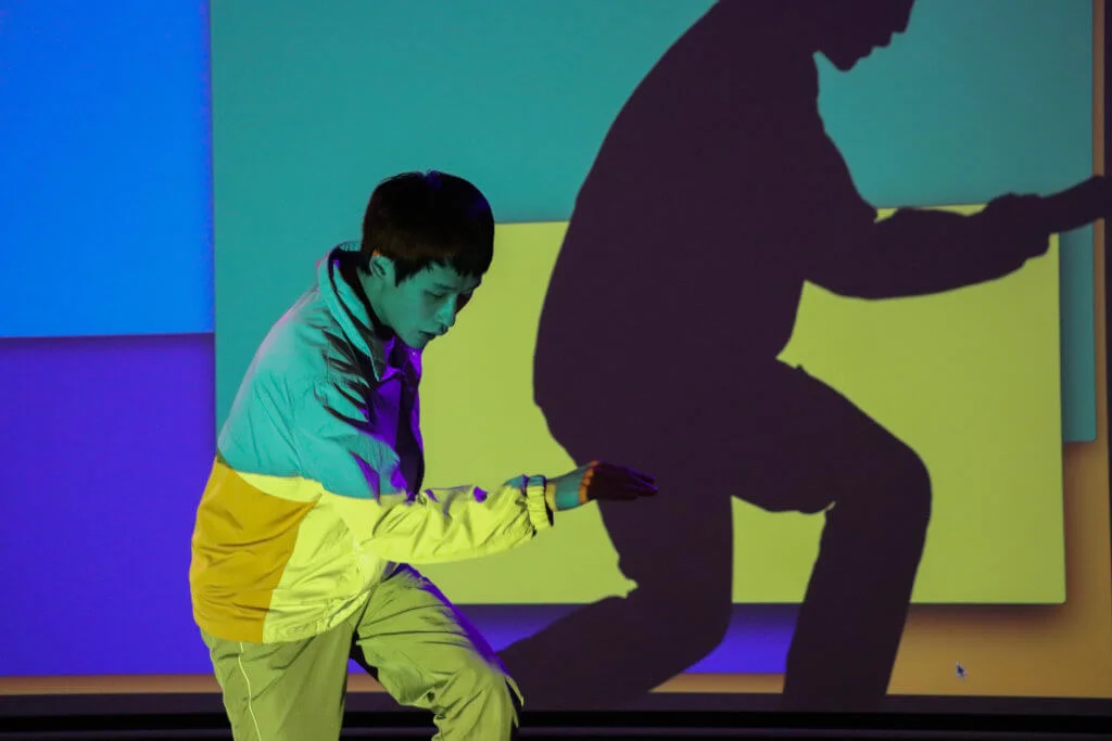陳偉洛新作《Click》運用電腦和身體來演出，對照成虛擬和現實的表演藝術的對比。（攝影：Nga Yan Cheng）