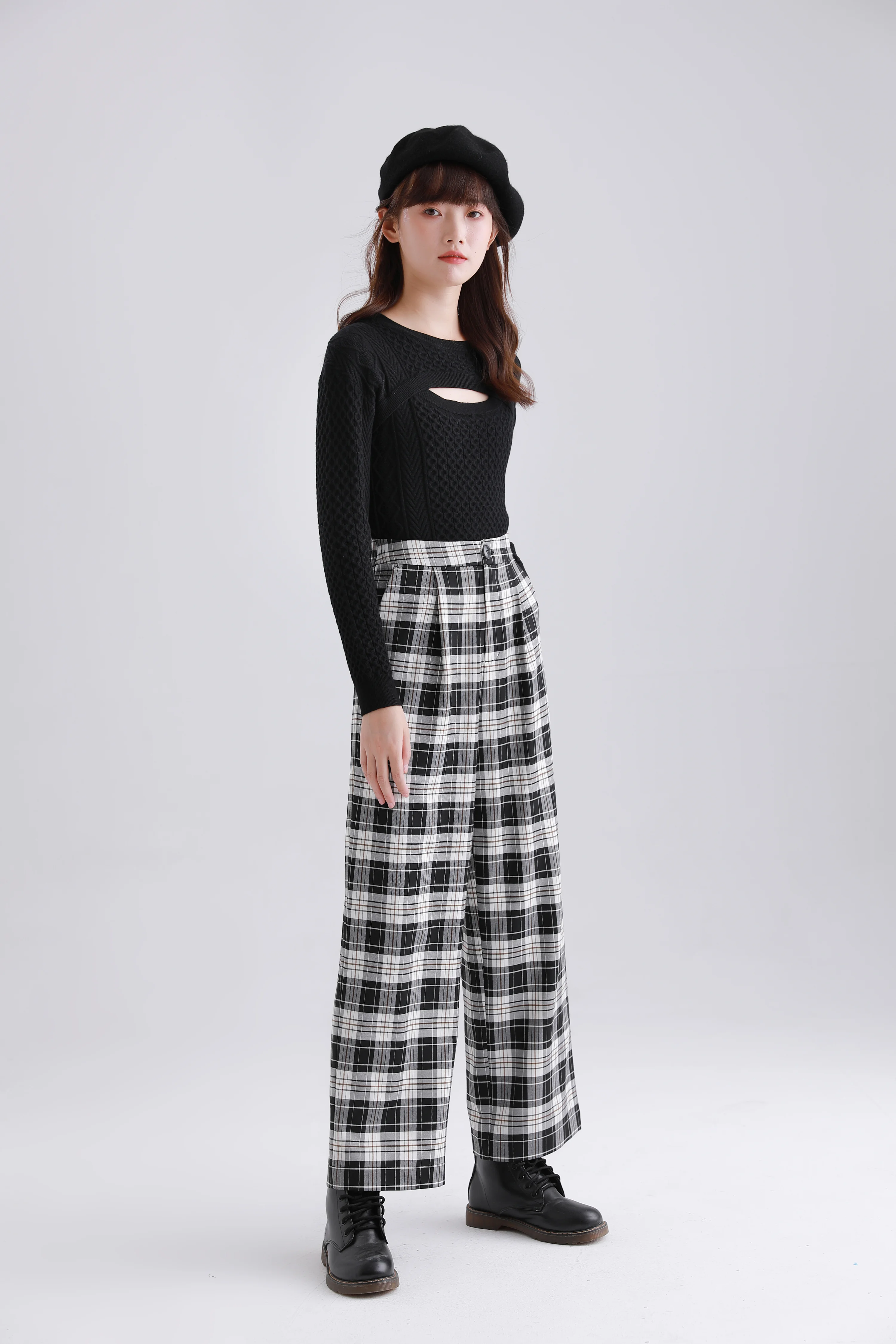 topk422-cut-out-cable-pullover-hkd-399-panw135-checked-pants-hkd-499