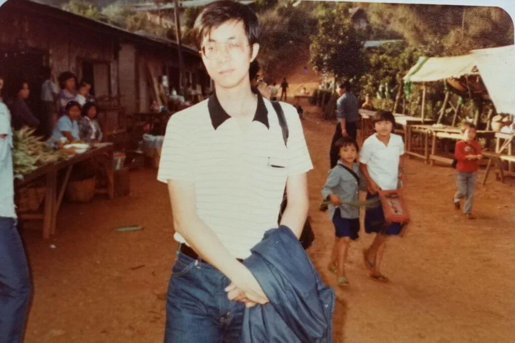曾醒明在八二年首次踏足泰北難民村，被孤軍後裔的生活環境震撼。圖片拍攝在清萊「美斯樂」村大街。（圖片由受訪者提供） 
