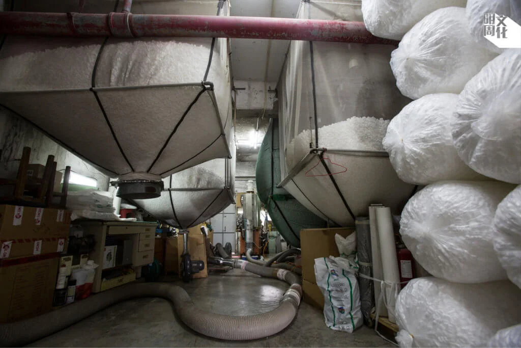 廠內有兩條生產線仍在運作，發泡膠粒製造過程中會產生異味，對工廠單位的通風要求高；像熱氣球般的巨型網袋，也是導致搬廠困難的另一個原因。
