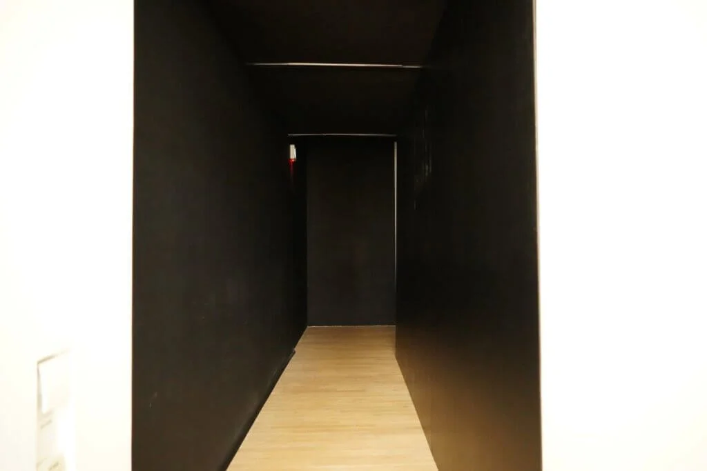 賽馬會藝方三樓展室的「黑夜」空間展出Tino Sehgal另一件作品《如此變奏》，本地舞者在漆黑的空間演繹富有節奏感的舞步及和唱，讓觀眾通過聆聽和感受體驗舞蹈。 