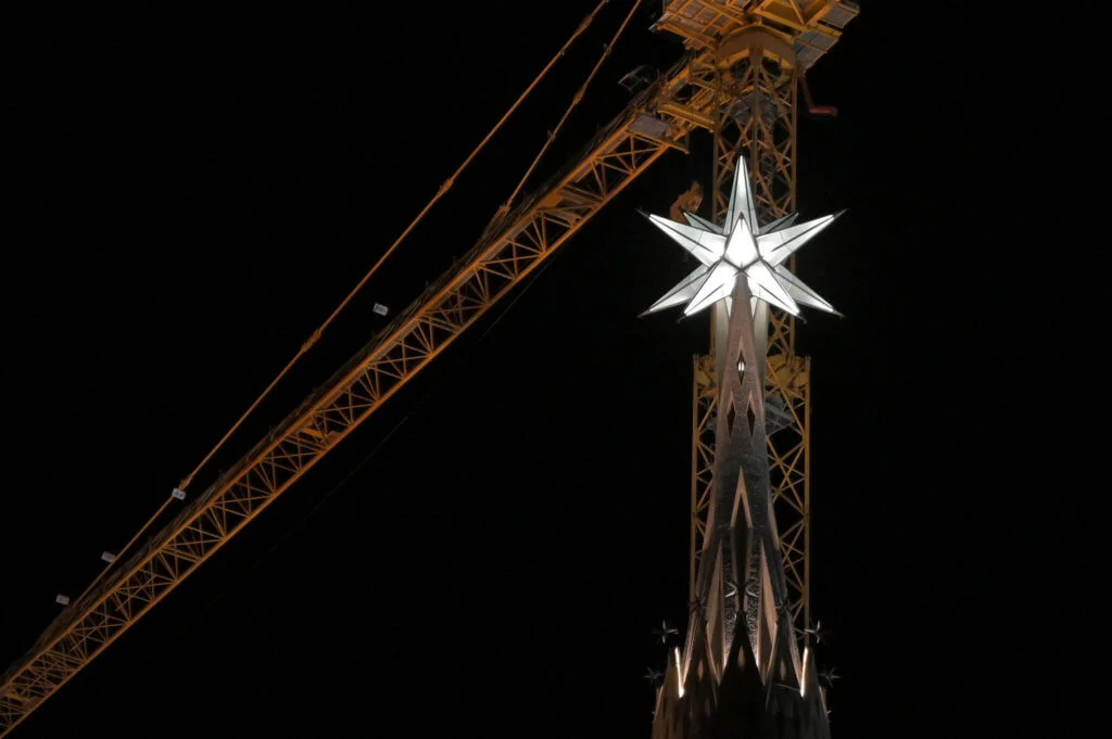 塔尖形狀源於「伯利恆之星（Star of Bethlehem）」