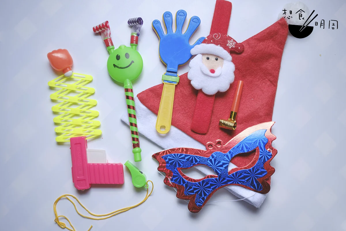 印象中，「聖誕玩具包」會有什麼玩具呢？「聖誕帽、手掌拍是一定要有的；『大鼻仔』、飛鏢卻買少見少了。」Dickson說。