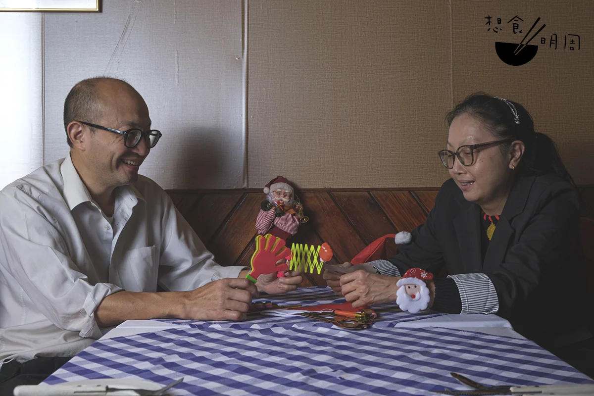 餐廳現任主理人葉鳳儀（Iry，右）與葉德盛（Dickson，左）不約而同認為，聖誕小玩具是令場內氣氛升溫的功臣，「外國人都會立刻戴上；倒是華人較內斂，多數收起放在手袋裏。」