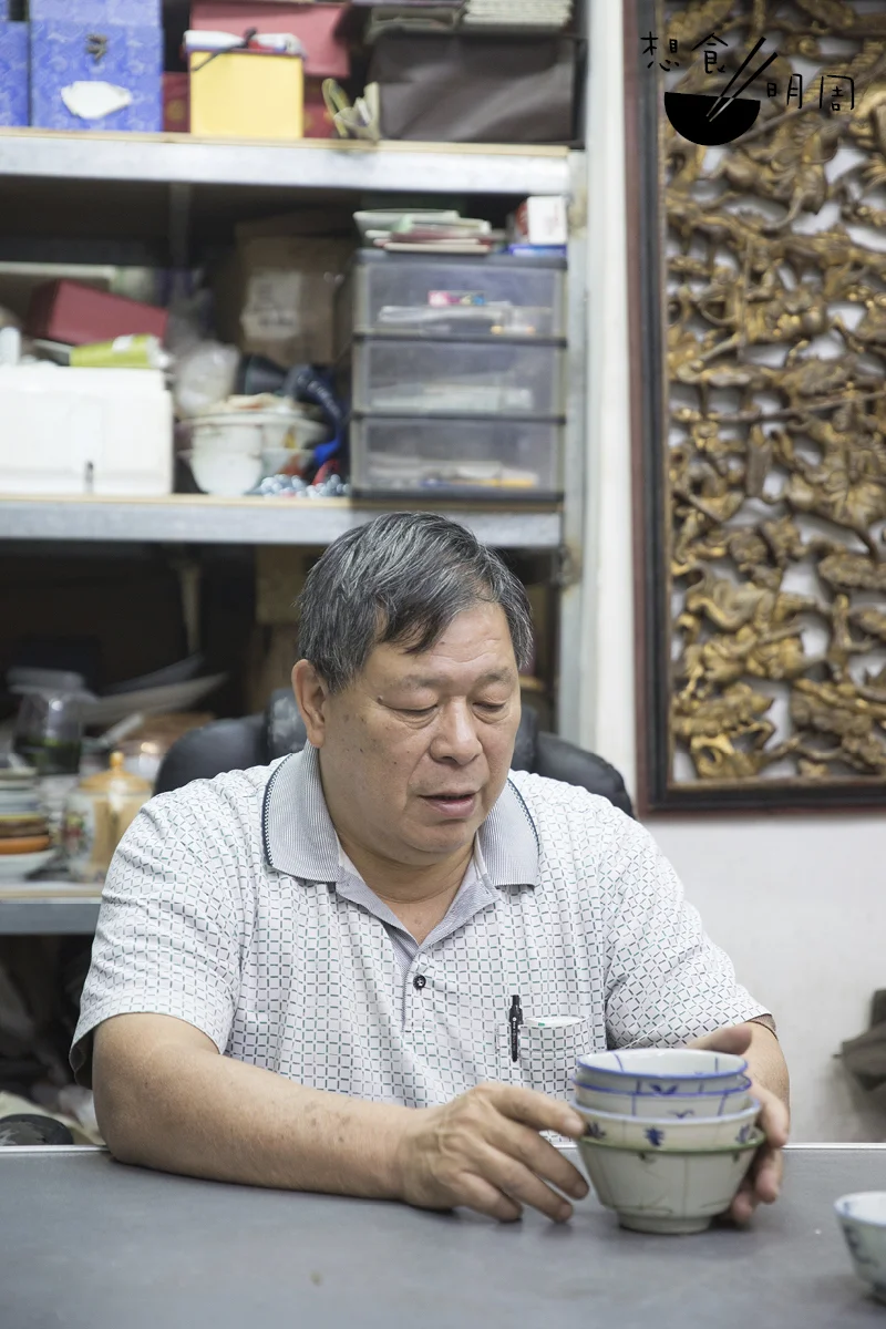 元朗「雞公碗專賣店」店主鄧偉達，對中國瓷器有濃厚興趣，曾到訪國內多處探查瓷器身世。