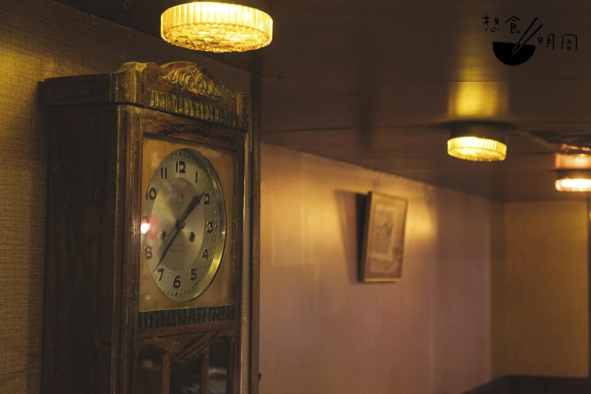 古董掛鐘、玻璃燈、藍白方格桌布……以點滴拼湊出老好情懷。