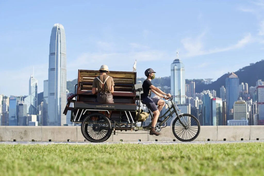 音樂三輪車——可持續設計的復古鋼琴三輪車，遊走西九藝術公園，向公眾分享現場音樂。