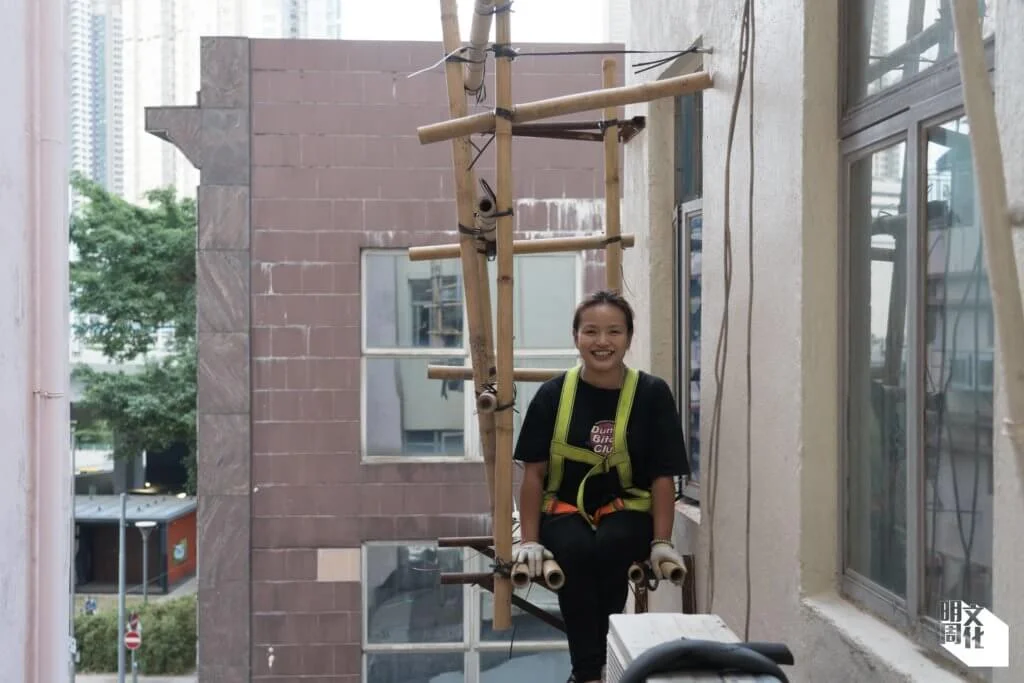 個性樂觀爽朗的Karen，是香港僅有的女搭棚工人之一。