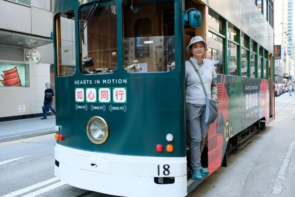 電車遊從上環西港城起步，穿梭中上環、金鐘、灣仔至銅鑼灣等區，沿途由專業導賞員介紹港島地標及其歷史意義。