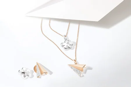 耳環、18K白色黃金及玫瑰金鑽石頸鏈 $15,100，紙飛機系列18K白色黃金及玫瑰金鑽石 $9,800
