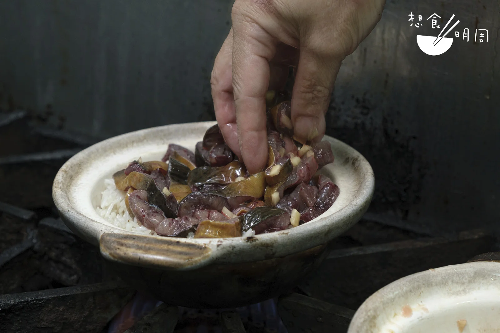 台山人一般做的是黃鱔蒸飯，松哥改為明火焗煲仔飯，更高的熱力下能有效把黃鱔香味迫出。